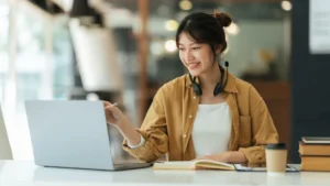 Femme travaillant sur un ordinateur portable dans un bureau moderne, concentrée sur ses tâches.